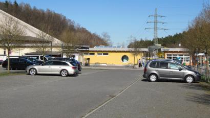 Bild: fg
So locker belegt wie hier auf dem Bild ist der Parkplatz am Monte Kaolino im Sommer nie. Daran wird auch die vom Stadtrat beschlossene Anhebung der Eintrittspreise nichts ändern.
