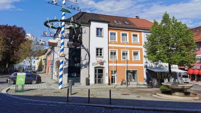 Archivbild: Portner
Mit der verwaisten Marktplatz-Terrasse dürfte bald Schluss sein: Ab Mai eröffnet das MP 12 in Oberviechtach wieder.