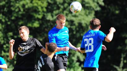 Archivbild: Schrems
Zum Top-Spiel der Kreisliga Süd empfängt der FC Tirschenreuth am Sonntag Spitzenreiter SV Union Selb. Das Hinspiel (Szene, Tirschenreuth in den schwarzen Trikots) gewann Selb mit 6:0.