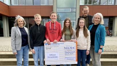 Bild: Stiftland-Gymnasium/exb
Sternenkinder-Vorsitzende Beatrix Kempf, Vertreter der letztjährigen Klasse 7 a, stellvertretender Schulleiter Martin Putzlocher und Lehrkraft Rebecca Bayer (von links) bei der Spendenübergabe.