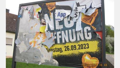 Bild: Josef Vogl/exb
Die Werbetafel von Siegenhofen (Rieden) hat inzwischen einen gewissen Bekanntheitsgrad erreicht. Derzeit (Stand: 15. April) präsentiert sie sich aber in einem etwas schlampigen Zustand.