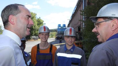 Archivbild: Wolfgang Steinbacher
Schon zweimal besuchte Wirtschaftsminister Hubert Aiwanger (links) das Rohrwerk in Sulzbach-Rosenberg und ließ sich von Auszubildenden und Beschäftigten die vorherrschende Situation schildern. Die erneute Insolvenz am Gründonnerstag konnte aber auch er nicht verhindern. Jetzt hoffen die existenzbedrohten Arbeitnehmer und ihre Familien erneut darauf, dass sie von der Staatsregierung beim Kampf um ihre Arbeitsplätze nicht im Stich gelassen werden.