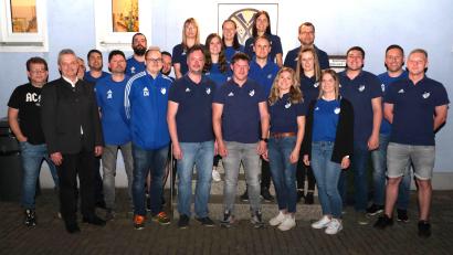 Bild: Martina Stangl
Der neue Vorstand des SV Altenstadt/Voh. mit Vorsitzenden Matthias Gmeiner (vorne, Fünfter von links).