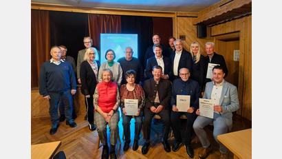 Bild: Dietmar Auer/exb
Höhepunkt der Jahreshauptversammlung des CSU-Ortsverbands Rehbühl ist die Ehrung treuer Mitglieder. Die Spanne der Geehrten reichte von 10 bis 60 Jahren Parteizugehörigkeit.