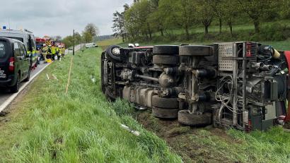 Bild: Wolfgang Steinbacher
Nahe der Einöde Ruiding, die zur Gemeinde Ensdorf gehört, ist am Freitagvormittag, 19. April, ein Lkw von der Fahrbahn abgekommen, umgekippt und nach einer kurzen Rutschpartie im Straßengraben liegen geblieben. Der Fahrer konnte sich selbst befreien, er ist nach ersten Informationen nicht oder nur leicht verletzt.