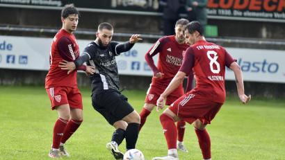 Archivbild: Hubert Ziegler
Emir Terakaj (Zweiter von links) muss sich in dieser Szene gegen die zahlenmäßige Übermacht der Kornburger Spieler durchsetzen. Nach dem unbefriedigenden 1:1 am Dienstag wartet das nächste Heimspiel. Am Samstag kommt der SV Fortuna Regensburg.