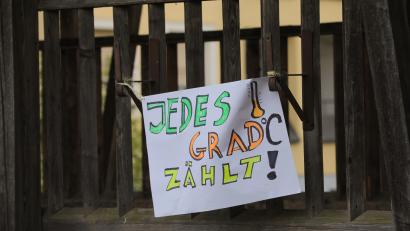 Bild: Wolfgang Steinbacher
Die Klimaschutzwoche 2024 steht unter dem Motto "Zukunft gestalten - Nachhaltigkeit leben". Aktivisten haben an der Brücke beim Jungfernsteg in Amberg ein Schild für mehr Klimaschutz aufgehängt.