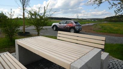 Bild: bey
Die Ertüchtigung der Gemeindeverbindungsstraße Hammerles-Pinzenhof ist abgeschlossen. Bei Arbeiten wurde auch die Sitzgruppe (im Vordergrund) errichtet.