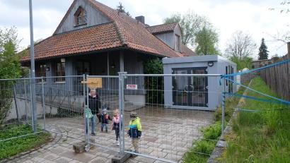 Bild: le
Für die Kinder und Eltern ist der neue Zugang zum Kindergarten überhaupt kein Problem.