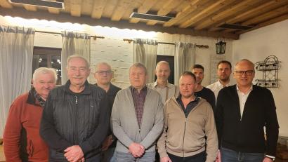 Bild: ufh
Die Jagdgenossenschaft Süß wählt einen neuen Vorstand für die nächsten fünf Jahre (von links): Bauer, der scheidende Schriftführer Franz Freitag, Georg Bauer, Jagdvorsteher Hans Lederer, Michael Dotzler, stellvertretender Jagdvorsteher Manfred Bauer, Markus Bäumler, Matthias Meier und Bürgermeister Bernhard Lindner.