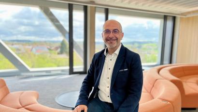 Bild: Gabi Schönberger
Stefan Wittmann in der Software-Scheune 5.0. Das Hauptgebäude des Unternehmens dürfte die Firmenzentrale mit der schönsten Aussicht in der Region sein.