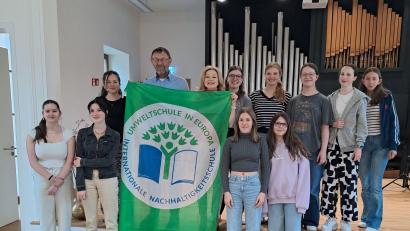 Bild: Veronika Frenzel/exb
Die Schüler des Max-Reger-Gymnasiums freuen sich, dass ihre Schule erneut als Umweltschule ausgezeichnet wurde.