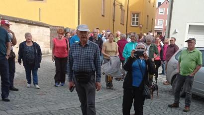 Bild: Anton Heindl/exb
Der erste Weg führte die Teilnehmenden zum Kemnather Musikeum, bevor sie zu den Wanderungen aufbrachen.
