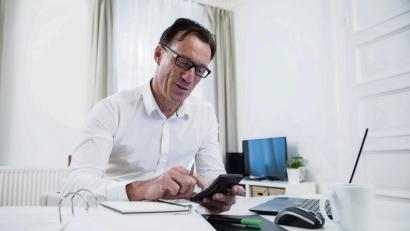 Symbolbild:  Christin Klose/dpa
Ab Mitte 40 lässt die Sehkraft häufig nach. Wer gesundheitliche Probleme vermeiden will, braucht meist mehr als eine Lesebrille vom Discounter.