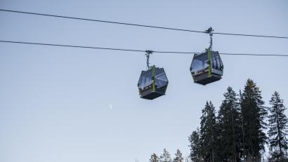 Bild: Daniel Vogl/dpa
Die Kabinen der Ochsenkopf-Seilbahn fahren stellenweise bis zu 20 Meter über dem Boden. Die Bergwacht probt nun die Höhenrettung für den Ernstfall.