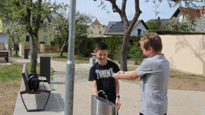 Bild: sne
Der neue Obstgarten bietet auch Trinkwasser. Damit kann man sich auch mal abkühlen.