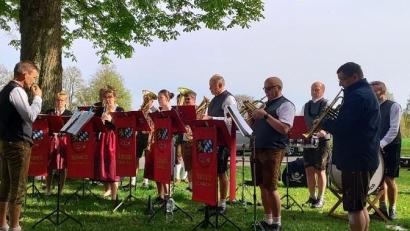 Bild: do
Der Verein für krebskranke Kinder lud mit der Stadtkapelle Eschenbach zu einem Benefizgottesdienst in die Wallfahrtskirche Sankt Quirin. Die Blaskapelle gestaltete auch den anschließenden musikalischen Frühschoppen.