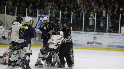 Bild: Tobias Neubert
Szene aus dem dritten Play-off-Finale der Eishockey-Oberliga zwischen den Blue Devils Weiden (blaue Trikots) und den Hannover Scorpions.