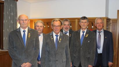 Bild: sis
von links: Fritz Lorenz (5o Jahre) Werner Prügel (1. Vorstand) Andreas Schötz (65 Jahre) Wolfgang Herdegen (Dirigent) Otto Hufnagel (50 Jahre Sänger und Schriftführer) Heinrich Bodendörfer (1. Vstd. vom Sängerkreis Hersbruck)