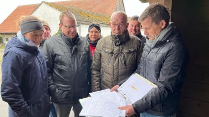 Bild: ihl
Asbacher wollen den Kiesabbau in der Naabschleife nicht unwidersprochen hinnehmen. Martin Gradl (rechts), der eine Unterschriftensammlung initiiert hat, tritt für die Dorfgemeinschaft nach außen hin auf.