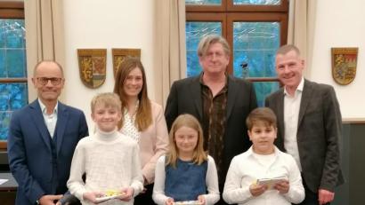 Bild: Kreismusikschule/exb
Stellvertretender Landrat Dr. Alfred Scheidler, Julia Thoma, Musiklehrer Ctibor Süsser und Musikschulleiter Tobias Böhm (hinten, von links) gratulierten Titus Fuchs, Lina Klink, Rassin Ayubi (vorne, von links).