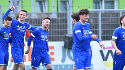Bild: A. Schwarzmeier
Stefan Pühler (Zweiter von links) bejubelt mit seinen Teamkameraden seinen Treffer zum 2:1. 60 Sekunden vorher hatte der 18-Jährige bereits zum Ausgleich für die SpVgg SV Weiden getroffen. Nach dem 3:1 über Sturm Hauzenberg ist den Weidenern die Landesliga-Meisterschaft so gut wie nicht mehr zu nehmen.