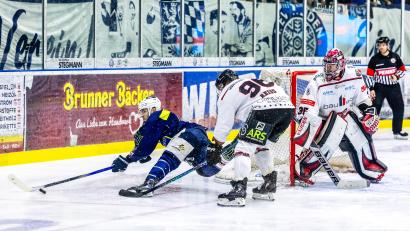 Bild: Tobias Neubert
Szenen aus dem dritten Play-off-Finale in der Eishockey-Oberliga zwischen den Blue Devils Weiden (blaue Trikots) und den Hannover Scorpions.