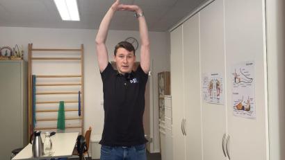 Bild: Schönhofen
Johannes Bregulla streckt die Arme über den Kopf, um den Rücken zu dehnen.