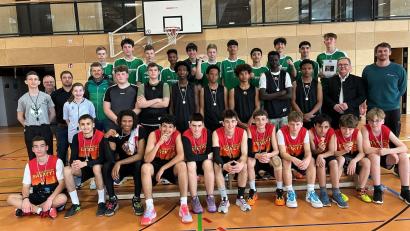 Bild: gel
Die drei besten Oberpfälzer Schulteams im Basketball freuten sich über ihre Medaillen: Regensburg (vorne), Weiden (Mitte) und Amberg (hinten).