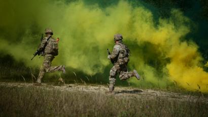 Bild: Kevin Sterling Payne/US Army
Zukunft im Nebel: Droht den Truppenübungsplätzen in der Oberpfalz wegen Donald Trump wieder Ungemach? Hier üben US-Soldaten im September 2023 auf dem Truppenübungsplatz Grafenwöhr.