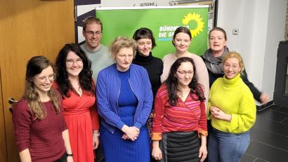 Bild: Würth, Wolfgang
Der Grüne-Bezirksvostand mit Europa-Spitzenkandidatin Andie Wörle (Vierte von links) und der neuen vielfaltspolitischen Sprecherin Marie Scholz (Fünfte von links).