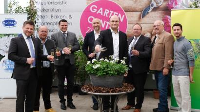 Bild: mab
Zahlreich kommen die Ehrengäste zur Taufe des "Schönen Sterns". Das Bild zeigt (Von links) Bürgermeister Peter Neumeier, den Vizepräsidenten des Bayerischen Gärtnereiverbandes, Herbert Puffer, Landrat Thomas Ebeling, Landesfachgruppenvorsitzenden Rainer Steinhilber, Staatsminister Albert Füracker, Bezirksvorsitzenden Bernd Fischer sowie die Betriebsinhaber Hannes und Johannes Ziereis.