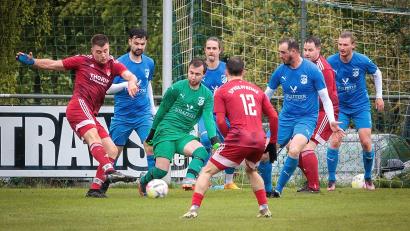 Bild: Guenter Uschold
Nicolas Schmid trifft in dieser Szene zum 1:0 für die SpVgg Pfreimd. Die Schwarzhofener Abwehr kann nur zuschauen.