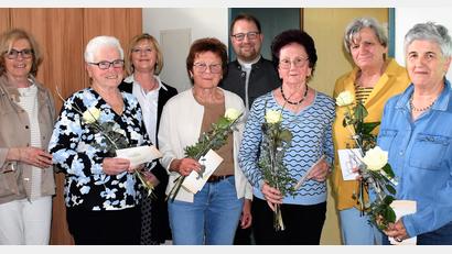 Bild: rgr
Monika Bauer, Hildegard Haupt, Vroni Bäumler, Christa Biller und Gunda Schönmann (von rechts) werden von Vorsitzender Doris Schreglmann (links) und Diözesanvorsitzender Martha Bauer (Dritte von links) für ihre langjährige Treue ausgezeichnet. Pfarrer Daniel Fenk bedankt sich bei den engagierten Frauen.