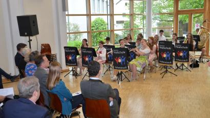 Bild: dob
Die Schüler-Big-Band der Realschule gestaltete die Feierlichkeiten mit dem Schulchor festlich musikalisch mit.