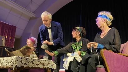 Bild: aub
Bei Charlotte, Clementine und Cäcilie ist Rudolf nicht nur Diener dreier Damen, sondern auch Hahn im Korb.