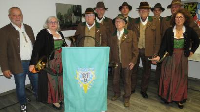 Bild: adj
Die mit Urkunden und Nadeln ausgezeichneten Jagdhornbläser mit den Gratulanten. Seit über 50 Jahren spielt Johannes Gründel(Fünfter von links) Jagdhorn.