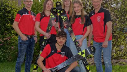 Bild: Thomas Enslein
Bild: von links: Abteilungsleiter Ski Christian Enslein, Laura Enslein, Sophia Ach, Annika Schön und TSV – Sportwart Ski Alexander Schön. Vorne knieend: Marco Schön