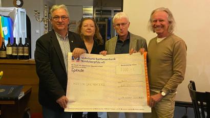 Bild: Mario Graf 
Die Lions Goldene Straße überreichen Dr. Wolfgang Funk (Zweiter von rechts) einen Spendenscheck über 5000 Euro für Ärzte ohne Grenzen.