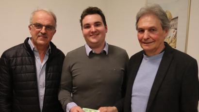 Bild: mrr
Pfarrgemeinderatsvorsitzender Josef Weinfurtner (von rechts) überreichte an Blaskapellen-Vorsitzenden Sebastian Zapf und Kassier Adalbert Obermeier eine Spende von 500 Euro.