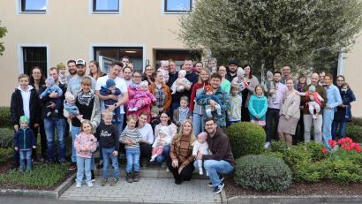Bild: gru
Die Kinderschar der 2023 Geborenen in Neukirchen mit ihren Geschwistern und Eltern vor dem Neukirchner Rathaus.