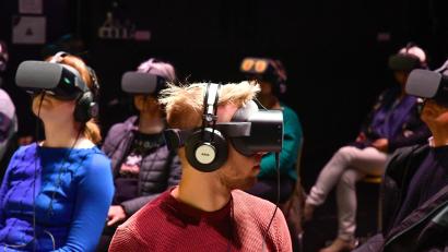 Bild: Petra Hartl
Ein ungewöhnliches Musikerlebnis im Amberger Stadttheater: Mit VR-Brillen konnte man im Bühnenraum ein Konzert der Augsburger Philharmoniker erleben.