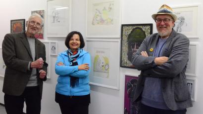 Bild: Kunz
Wolfgang Herzer (links) und Stefan Voit eröffnen die Kevin Coyne Ausstellung beim Weidener Kunstverein. In der Mitte Helmi Coyne, die Witwe des Musikers, Malers, Zeichners und Poets.