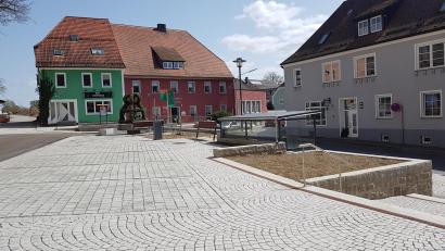 Bild: gi
Der Marktplatz in Moosbach zeigt trotz umfangreicher Sanierungsarbeiten noch ein klein wenig historisches Flair.
