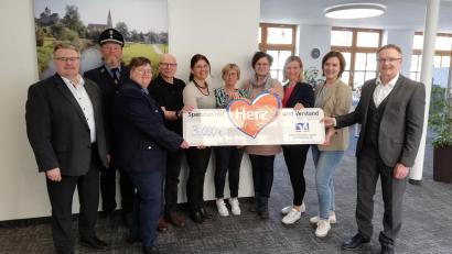 Bild: Volksbank Raiffeisenbank Nordoberpfalz/exb
Bei der Übergabe eines symbolischen Schecks waren dabei (von links): Geschäftsstellenleiter Wolfgang Meister, Andreas Zölch und Petra Fischer (Feuerwehr Falkenberg), Karl Schreier (Kolpingsfamilie), Inge Dick (Grundschule Falkenberg), Sabine Preisinger (Katholischer Kindergarten St. Rita), Kathrin Zölch (Johanniter-Kinderkrippe „Waldnaabzwerge“), Pamela Preisinger und Katrin Wachsmann (Katholische Pfarrbücherei) und Regionalmarkleiter Harald Zottmeier.