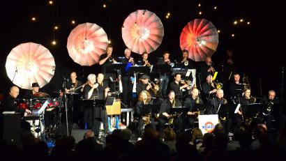 Bild: Kunz
Die Metro-Big-Band mit Sängerin Andrea "Bibi" Bibel im alten Ring-Kino.