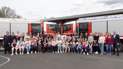Bild: Florian Müller/exb
Die jungen Familien mit den Neugeborenen gemeinsam mit den Vertretern der Eltern-Kind-Gruppe, des BRK und der Stadt Waldsassen sowie Bürgermeister Bernd Sommer (rechts) und Feuerwehr-Kommandant Tobias Tippmann (links).