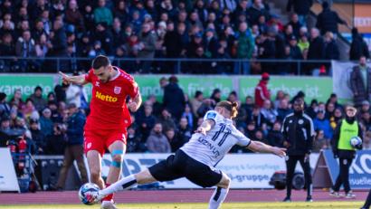 Bild: Sascha Janne
Der SSV Jahn (rote Trikots) und der SSV Ulm standen sich am Sonntagabend im Spitzenspiel der 3. Liga gegenüber.