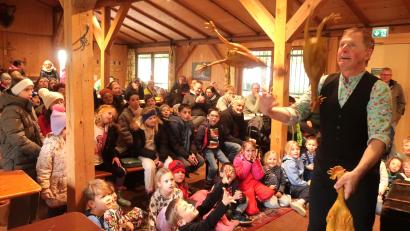 Bild: Hirsch
Clown Sepp Schabernack ließ im Wedahaisl die Hühner tanzen und Saltos schlagen. Sehr zur Freude der Kinder, die mit ihren Eltern in den Wildpark Höllohe gekommen waren.