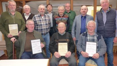 Bild: sl
Josef Winter (Zweiter von links), Josef Varnhold und Karl Hermann ehren Josef Winter (junior), Ernst Frischholz, Jürgen Scharff, Peter Bauer (von rechts) sowie Heribert Lindner, Gerhard Scharff, Ernst Lindner (sitzend von rechts) und Ludwig Lindner (links)
